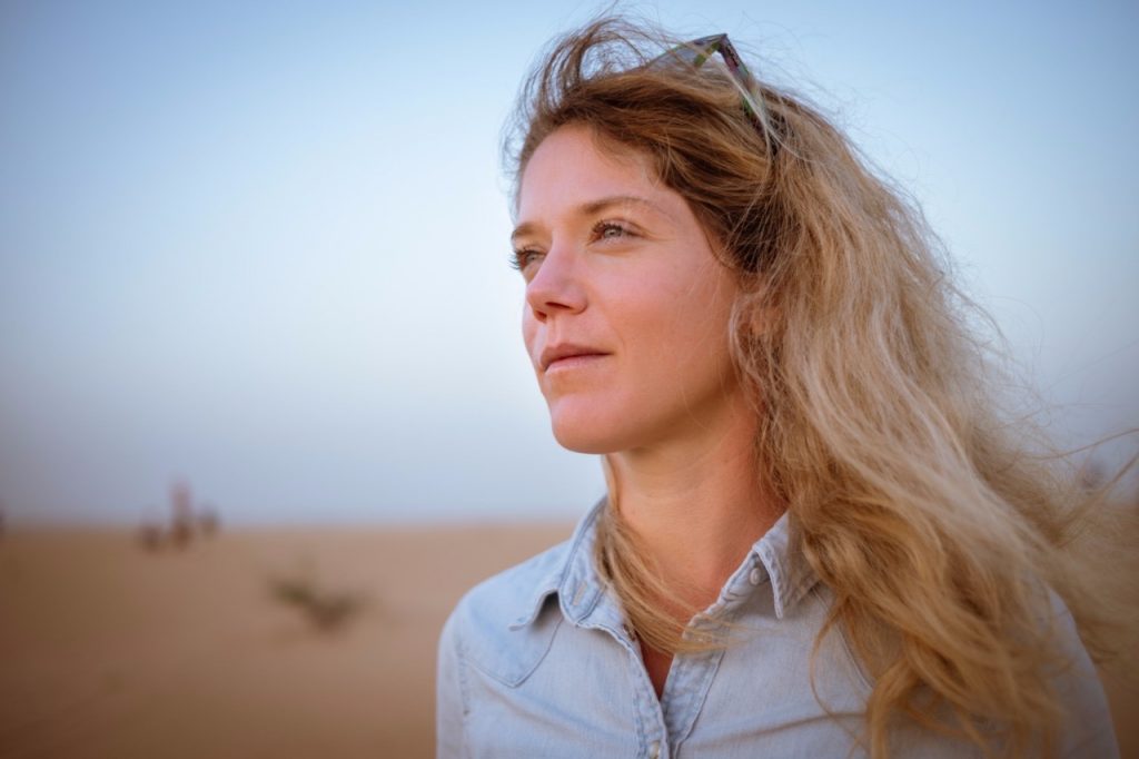 Je suis Claire Pola Coach sportive. Cette photo a été prise dans le désert de Dubai en février 2019